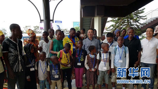 8月1日,,盧旺達(dá)孔子學(xué)院的老師與家長給赴華表演的少年武術(shù)學(xué)員送行,。