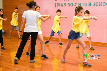 華裔青少年表演中國武術(shù),。中國青年網(wǎng)通訊員