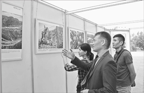 哈薩克斯坦民眾觀看“感知中國”圖片展。(本報(bào)記者