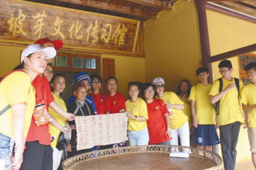 圖為華裔青少年一行在坡芽文化傳習(xí)館前開展文化交流活動,。(盧雪麗