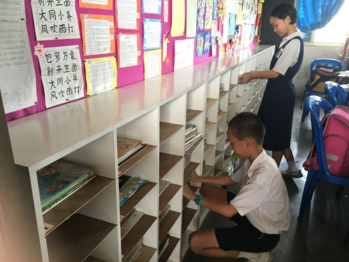 學(xué)生利用書架,,培養(yǎng)收拾書包的習(xí)慣。(馬來西亞《星洲日報》)