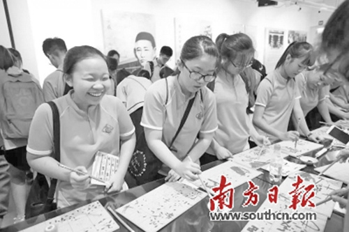 7月初,,新加坡宗鄉(xiāng)會館聯(lián)合總會和新加坡推廣華文學(xué)習(xí)委員會聯(lián)合舉辦“走出校園·走進文化”導(dǎo)覽活動,,學(xué)生們在學(xué)習(xí)中國書法。