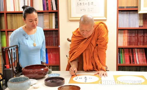 趙昆通猜(右)與他的中國女弟子劉飛在研究中國傳統(tǒng)書法,。張振國攝