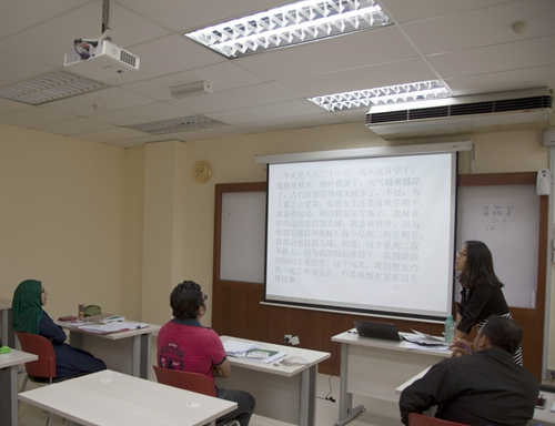 圖為學(xué)員正朗讀中文文章,,并用英語(yǔ)翻譯文章內(nèi)容。(來(lái)源:馬新社)