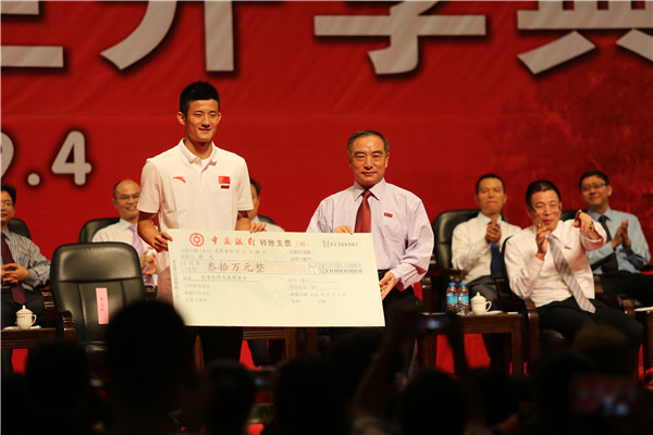 諶龍獲國(guó)務(wù)院僑辦嘉獎(jiǎng),,校長(zhǎng)賈益民為其頒獎(jiǎng)。(圖片來源:華僑大學(xué)網(wǎng)站)