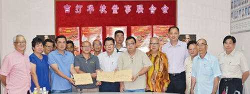 吉打州3區(qū)華教發(fā)展工委會(huì)將反對(duì)雙語(yǔ)課程計(jì)劃的集體簽名移交董總,。(馬來(lái)西亞《光華日?qǐng)?bào)》)