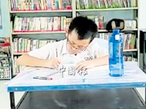 周煒銓平日在學(xué)校考試,,都是獨自一人應(yīng)考,。(馬來西亞《中國報》)