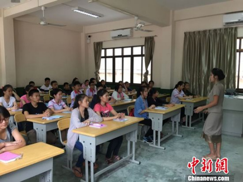 學(xué)生們正在學(xué)習(xí)中文。齊彬