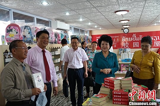 中國僑網(wǎng)中國國務(wù)院僑辦主任裘援平8日來到老撾知名華校寮都公學(xué)考察,她高度肯定寮都公學(xué)建校79年來的發(fā)展,,希望大家共同努力,,把寮都公學(xué)建設(shè)得更好,推進(jìn)海外華文教育事業(yè)取得更大發(fā)展,。中新社記者 齊彬 攝