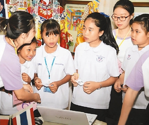 圖為進(jìn)入決賽的小學(xué)生選手現(xiàn)場(chǎng)抽簽決定比賽順序,。