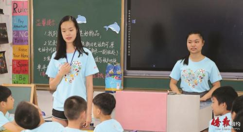 風華中文學(xué)校2016年“青少年精英培訓(xùn)夏令營”常熟營成員同當?shù)貙W(xué)生交流,。(美國《僑報》)