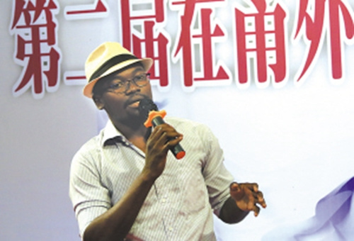 參賽的外籍人士用漢語演講,。(記者