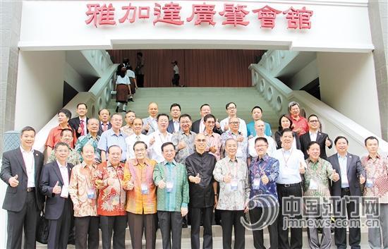 鄧偉根率領(lǐng)參會的眾多江門市企業(yè)家,、海外嘉賓參觀印尼廣肇總會,。