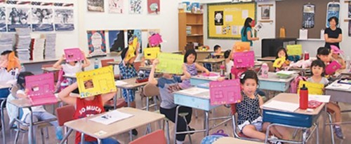 圖為第一天上學(xué)的學(xué)前班小朋友們,。