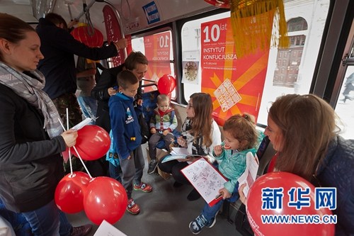 孔子學(xué)院號(hào)電車一經(jīng)推出就大受歡迎,,每一節(jié)車廂都擠滿了爭相前來體驗(yàn)中國文化的波蘭當(dāng)?shù)厥忻瘛P氯A網(wǎng)發(fā)