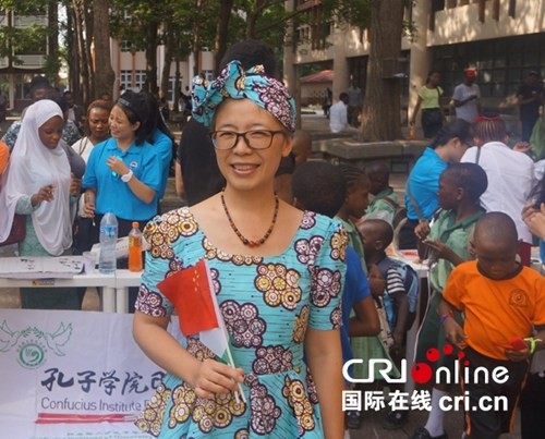 拉各斯大學孔子學院院長王永靜展示尼日利亞傳統服飾