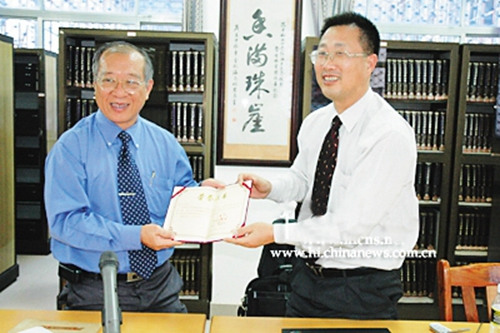 韓山元先生(左)接受海南大學(xué)圖書館頒發(fā)的捐贈(zèng)證書
