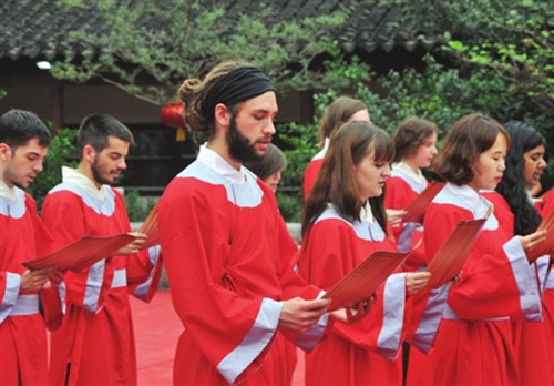 來自蘇州大學海外教育學院的外國留學生,,首次參與今年蘇州文廟祭孔典禮,并現(xiàn)場誦讀《論語》。