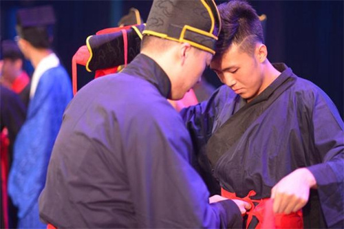新生試穿漢服