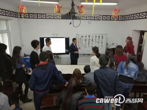 陜西書法家何炳武在吉爾吉斯斯坦教授當(dāng)?shù)卮髮W(xué)生中國(guó)書法,。
