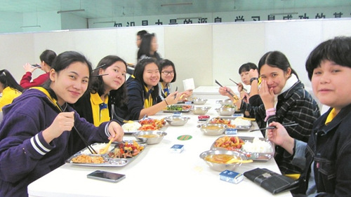 泰國學生在食堂內(nèi),感受著十堰一中學子們的生活