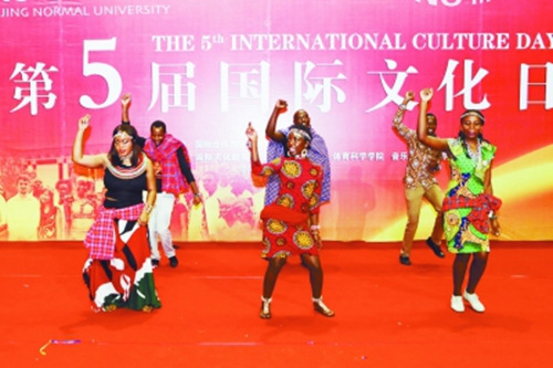 留學(xué)生在表演節(jié)目。