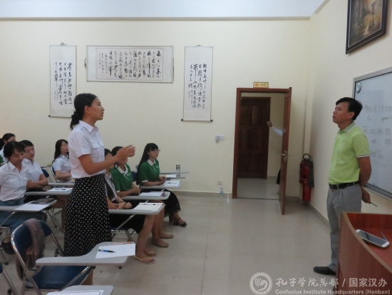 語(yǔ)言課上學(xué)員進(jìn)行自我介紹