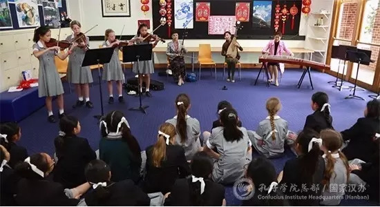 巡演團(tuán)在愛(ài)博私立女子學(xué)校與學(xué)生共同表演