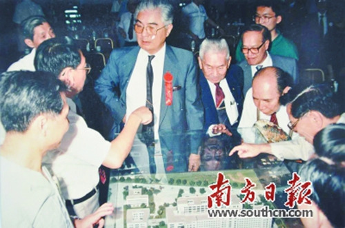 1988年6月,,榮毅仁(中),、馬萬祺等聽取暨大建設(shè)匯報,。