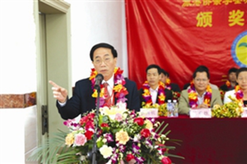 陳著遠(yuǎn)每年都從菲律賓趕回家鄉(xiāng)為優(yōu)秀學(xué)子頒獎(jiǎng)