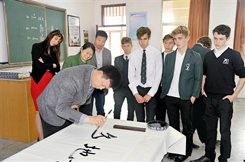 英國(guó)學(xué)生在省泰中附中學(xué)習(xí)中華文化課程——毛筆字,。
