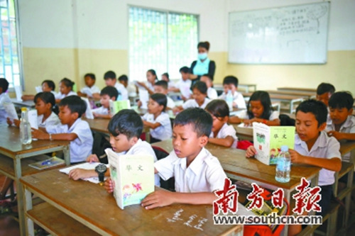 在柬埔寨公立啟華學(xué)校,,孩子們上華文課讀漢語課本,。