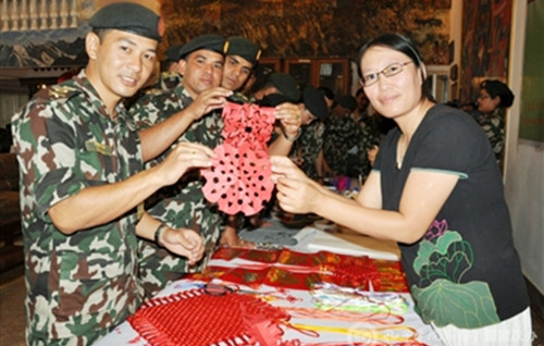 今年7月,尼泊爾加德滿都大學(xué)孔子學(xué)院舉辦了第二屆尼泊爾軍隊(duì)總部初級(jí)漢語(yǔ)班結(jié)業(yè)典禮,。圖為漢語(yǔ)班成員學(xué)習(xí)中國(guó)剪紙,。