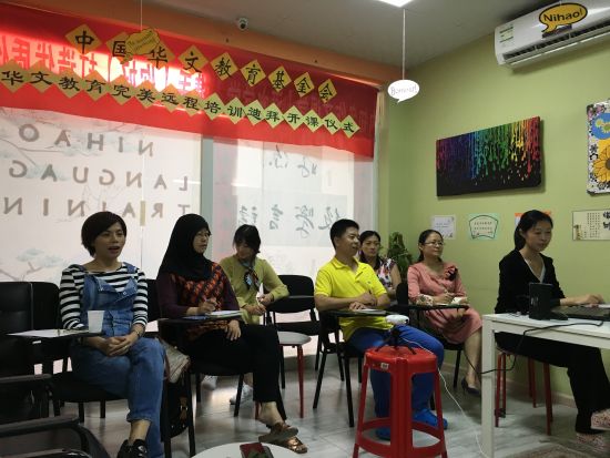 老師們認(rèn)真聽(tīng)課