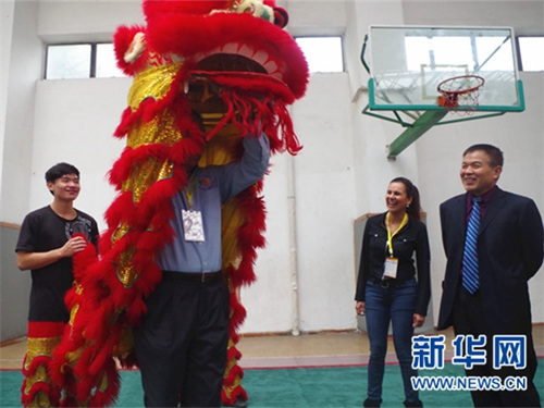 美國(guó)校長(zhǎng)現(xiàn)場(chǎng)體驗(yàn)舞獅,。新華網(wǎng)發(fā)(石薇攝)