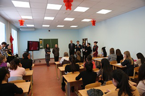 郭志軍參觀大學(xué)重點院系及孔子學(xué)院多媒體課堂
