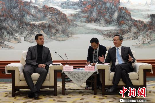 11月23日下午17時(shí),,貴州省政府副省長(zhǎng)盧雍政在貴陽(yáng)會(huì)見(jiàn)了瑞士日內(nèi)瓦商學(xué)院副院長(zhǎng)馬克·哈頓,、日內(nèi)瓦商學(xué)院中國(guó)招生官吉蘭,?!±羁藬z