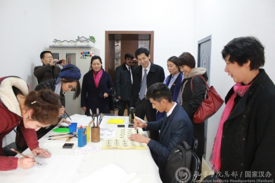 北京中醫(yī)藥大學(xué)代表團(tuán)一行參觀塔吉克國立民族大學(xué)孔子學(xué)院