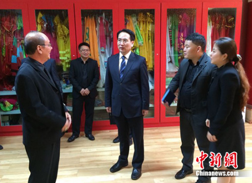 中國僑網(wǎng)11月24日下午,,正在泰國訪問的中國國務(wù)院僑務(wù)辦公室副主任譚天星一行專程赴泰國南部宋卡府合艾市,,參觀訪問了合艾國光中學(xué),并參加合艾華助中心揭牌儀式,。 圖為譚天星參觀國光中學(xué)中國文化活動(dòng)中心,。 夏春平 攝
