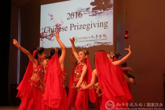 當?shù)匦W生的舞蹈表演