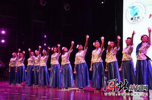 11月26日,第十屆河北省“冀之光”外國留學(xué)生漢語技能暨中華才藝大賽在河北師范大學(xué)舉行,,圖為留學(xué)生演唱《茉莉花》,。