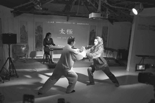 中國僑網(wǎng)今年5月,美玉(右)在上海與來自上海體育學院的太極師父同臺表演 本人供圖