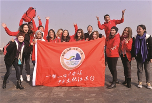 中國(guó)僑網(wǎng)12月1日,,參加“絲路青年行”的留學(xué)生在啟動(dòng)儀式結(jié)束后快樂(lè)留影,。 新華報(bào)業(yè)視覺(jué)中心記者 郎從柳 攝