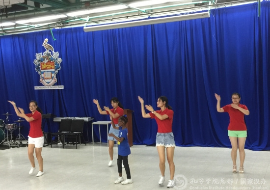 中國(guó)僑網(wǎng)孔院教師表演舞蹈《小蘋(píng)果》