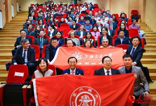 中國僑網(wǎng)出席論壇的中法人士合影