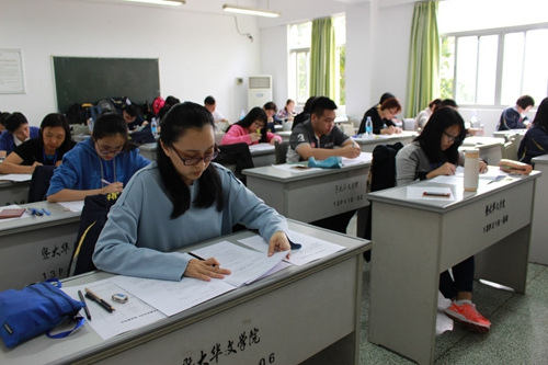 中國(guó)僑網(wǎng)學(xué)員們正在認(rèn)真考試