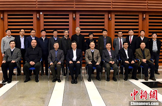 中國(guó)僑網(wǎng)12月22日,中國(guó)華文教育基金會(huì)第三屆理事會(huì)第六次會(huì)議在北京召開(kāi),。中國(guó)華文教育基金會(huì)理事長(zhǎng)趙陽(yáng)主持了會(huì)議。中國(guó)國(guó)務(wù)院僑務(wù)辦公室副主任李剛出席會(huì)議并講話,。 中新社記者 張勤 攝