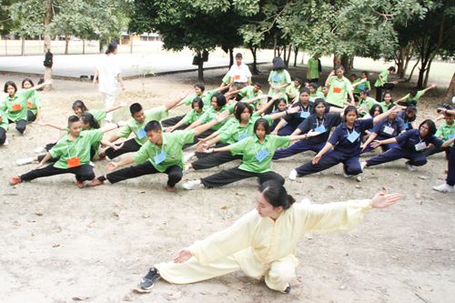 中國(guó)僑網(wǎng)孔院教師指導(dǎo)學(xué)生五步拳