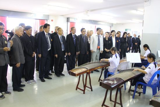 中國僑網(wǎng)代表團(tuán)參觀古箏演奏