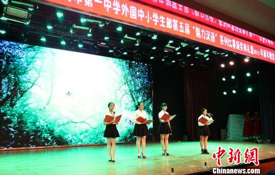 中國僑網圖為蒙古國留學生表演現場,?!√A俊 攝